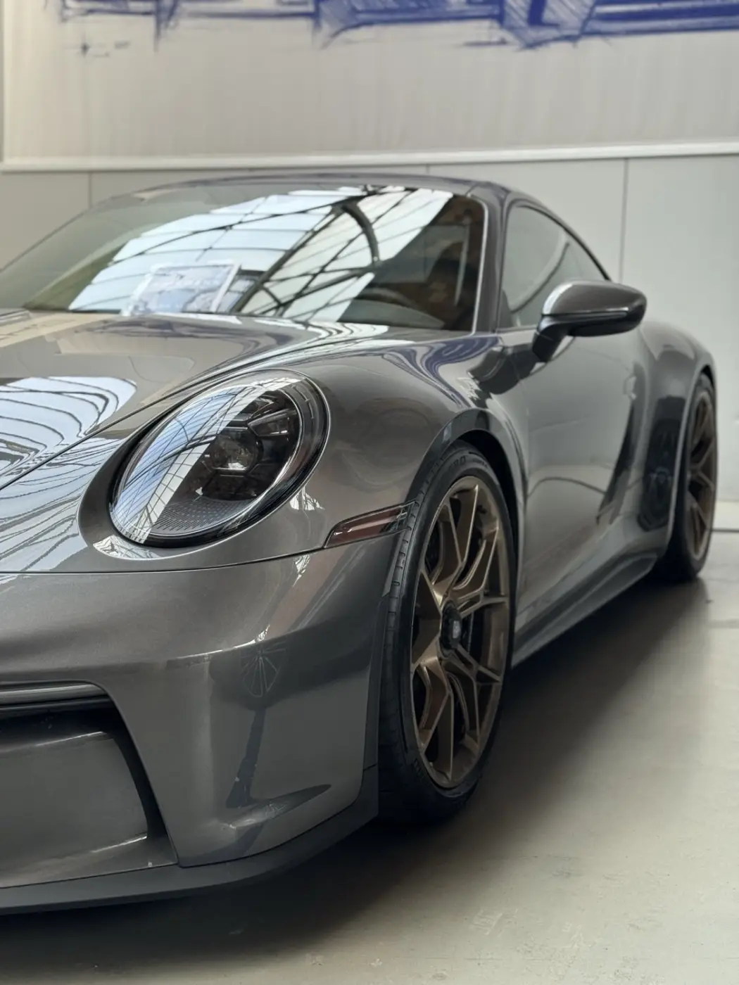 Sort Porsche med spejlblank lak efter professionel polering hos KlargøringsEksperten i Herning