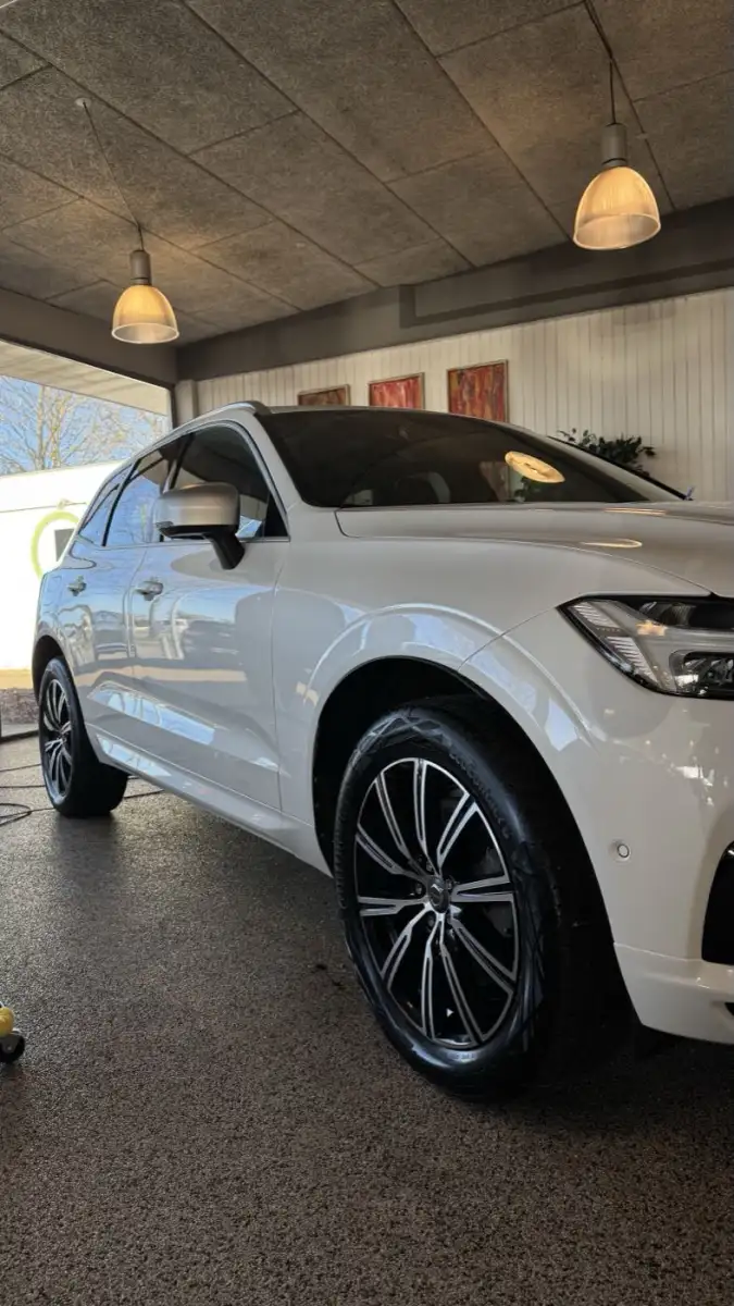 Professionel bilpolering af Volvo i Herning — spejlblank lak efter maskinpolering