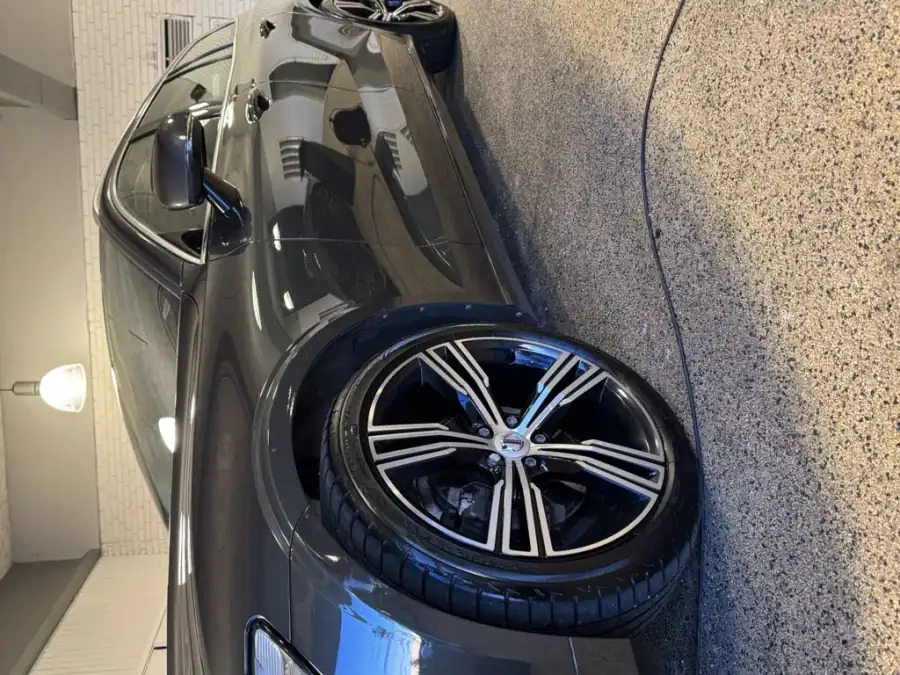 Poleret Volvo V60 med spejlblank lak — klargøring og polering Herning